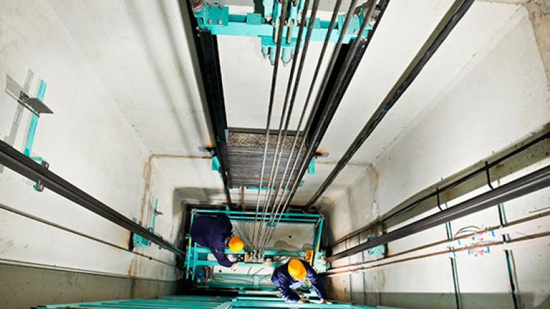 (c) Dmitry Kalinovsky - Shutterstock Mechaniker im Aufzug (c) Dmitry Kalinovsky - Shutterstock